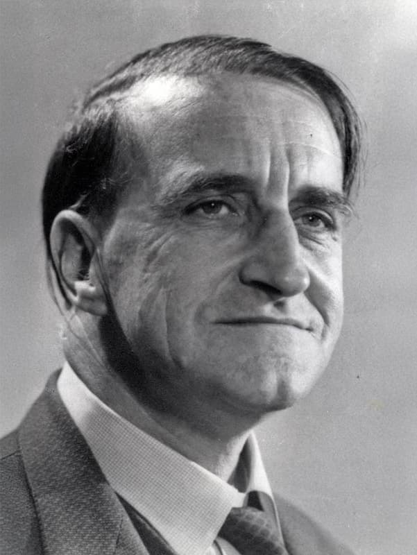 Leon MacLaren, founder of the School of Economic Science.